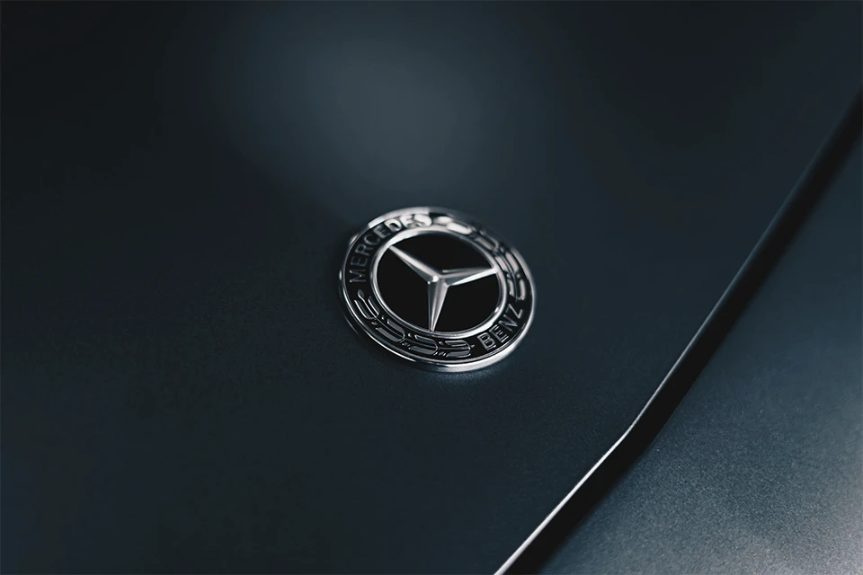 Close up of the Mercedes Benz logo